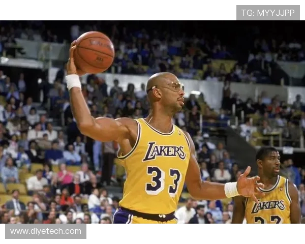 卡里姆阿布杜尔贾巴尔的传奇生涯与篮球智慧的永恒启示 卡里姆阿布杜尔贾巴尔的传奇生涯与篮球智慧的永恒启示