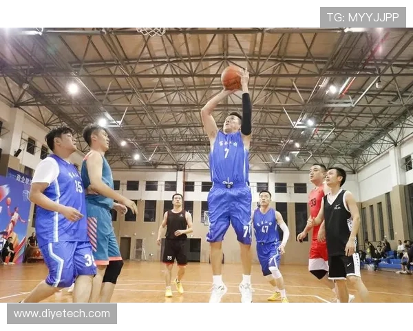 当激情与团队交织时篮球场上展现青春力量与拼搏精神 当激情与团队交织时篮球场上展现青春力量与拼搏精神