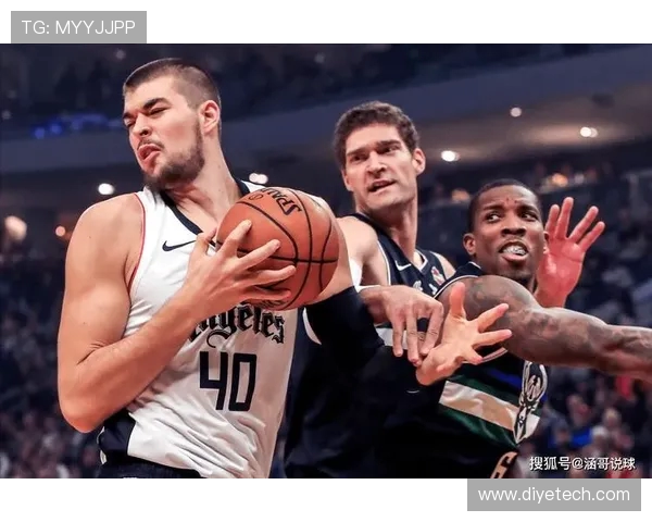 布鲁克洛佩斯的篮球之路与职业生涯精彩瞬间回顾